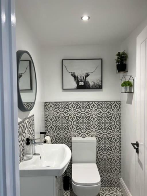 Orchard Lodge -Coastal Retreat, New Build, Village Views, Private Garden And Terrace Saint Brides Major Exterior foto